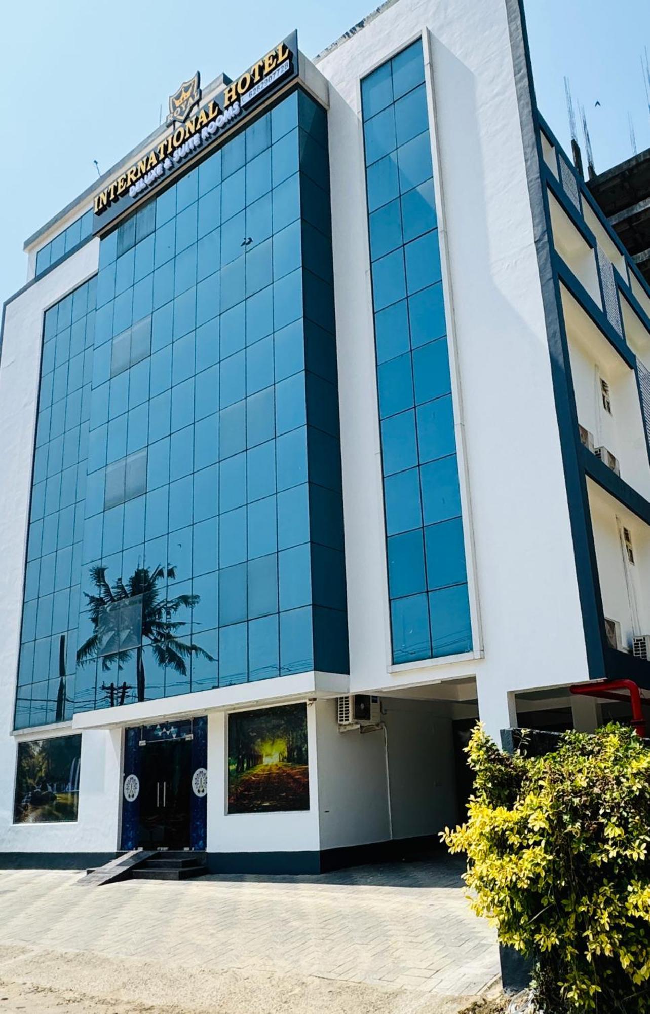 Royal International Hotel Trippapur Exterior photo